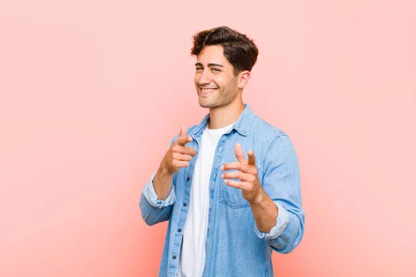 Jonge Knappe Man Glimlachen Met Een Positieve Succesvolle Gelukkige Houding — Stockfoto