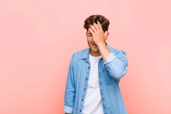 Junger Gutaussehender Mann Lacht Und Klopft Sich Auf Die Stirn — Stockfoto