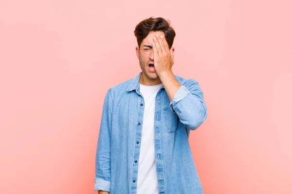 Joven Hombre Guapo Buscando Soñoliento Aburrido Bostezando Con Dolor Cabeza — Foto de Stock