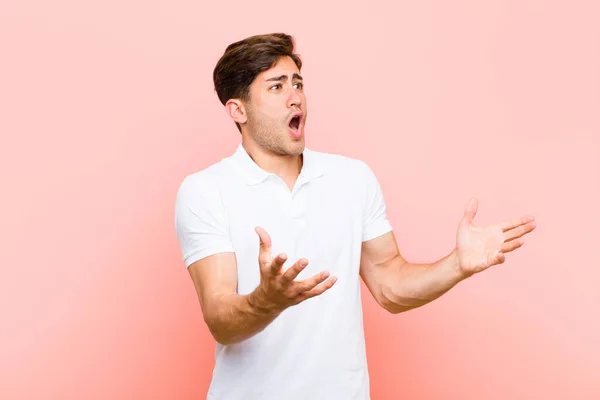 Junger Gutaussehender Mann Der Auf Einem Konzert Oder Einer Show — Stockfoto