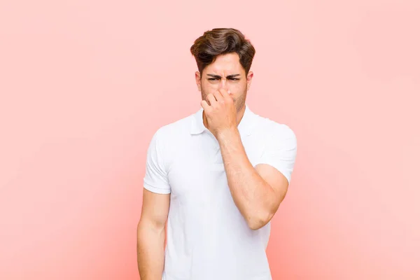 Mladý Pohledný Muž Cítí Znechucení Drží Nos Aby Neucítil Odporný — Stock fotografie