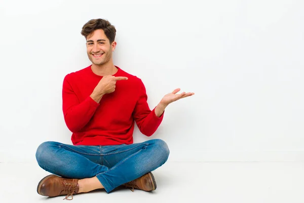 Jonge Knappe Man Glimlachend Gelukkig Zorgeloos Tevreden Wijzend Naar Concept — Stockfoto