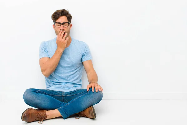 Junger Schöner Mann Gähnt Faul Frühen Morgen Wacht Auf Und — Stockfoto