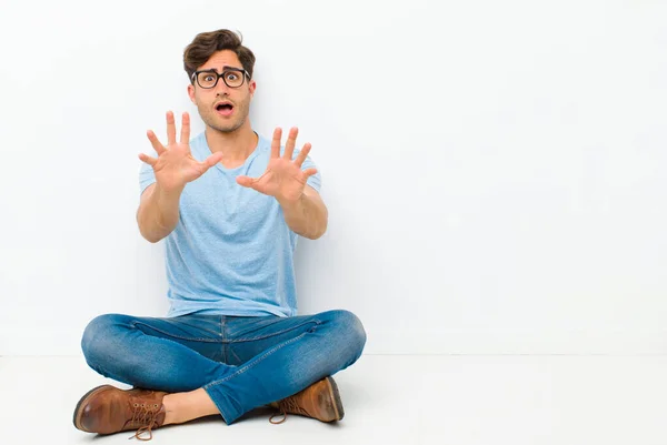 Joven Hombre Guapo Sintiéndose Aterrorizado Retrocediendo Gritando Horror Pánico Reaccionando —  Fotos de Stock