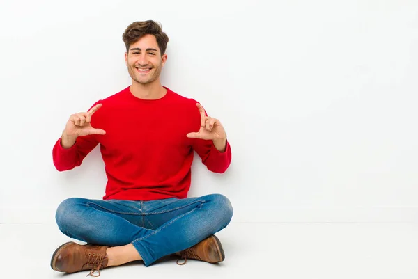 Joven Hombre Guapo Enmarcando Esbozando Propia Sonrisa Con Ambas Manos —  Fotos de Stock