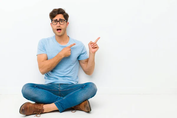 Jovem Homem Bonito Sentindo Alegre Surpreso Sorrindo Com Uma Expressão — Fotografia de Stock