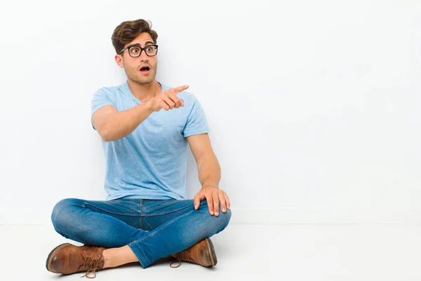 Jovem Homem Bonito Sentindo Chocado Surpreso Apontando Olhando Para Cima — Fotografia de Stock