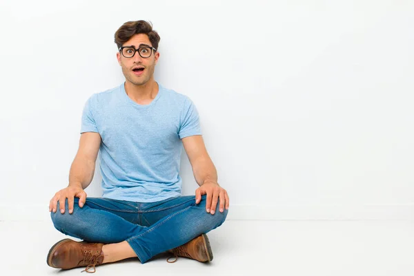 Joven Hombre Guapo Buscando Feliz Gratamente Sorprendido Emocionado Con Una —  Fotos de Stock