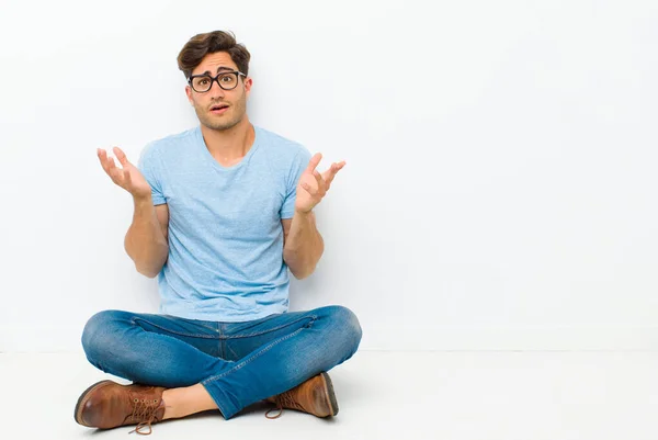 Jovem Homem Bonito Sentindo Sem Noção Confuso Não Tenho Certeza — Fotografia de Stock