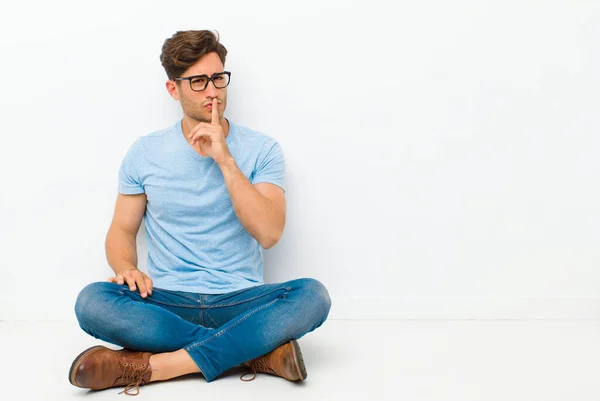 Jonge Knappe Man Vraagt Stilte Stilte Gebaart Met Vinger Voor — Stockfoto