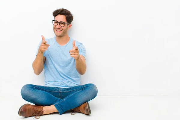 Jeune Homme Beau Sourire Avec Une Attitude Positive Réussie Heureuse — Photo