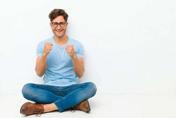 Jovem Homem Bonito Gritando Triunfalmente Rindo Sentindo Feliz Animado Enquanto — Fotografia de Stock