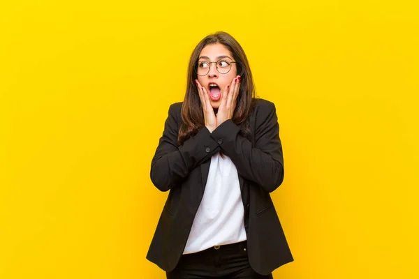 Joven Bonita Mujer Sintiéndose Feliz Emocionada Sorprendida Mirando Lado Con — Foto de Stock