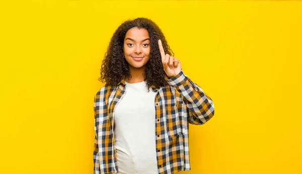 Joven Mujer Afroamericana Bonita Sonriendo Buscando Amigable Mostrando Número Uno — Foto de Stock