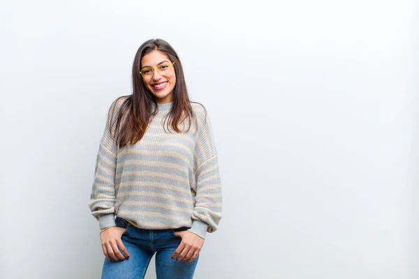 Jovem Mulher Bonita Sorrindo Alegre Casualmente Com Uma Expressão Positiva — Fotografia de Stock