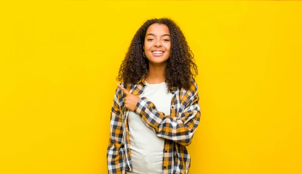 Jovem Afro Americana Bonita Sorrindo Alegremente Sentindo Feliz Apontando Para — Fotografia de Stock