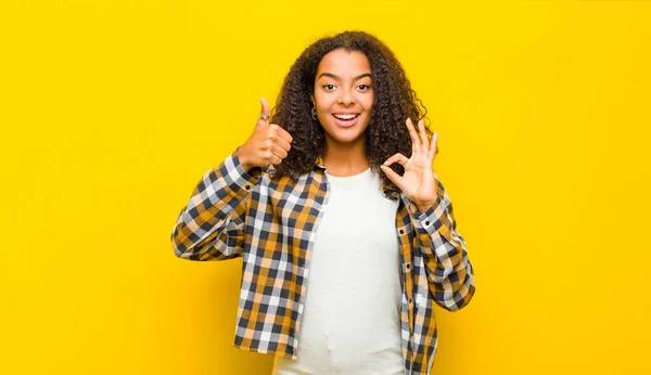 Jong Mooi Afrikaans Amerikaans Vrouw Gevoel Gelukkig Verbaasd Tevreden Verrast — Stockfoto