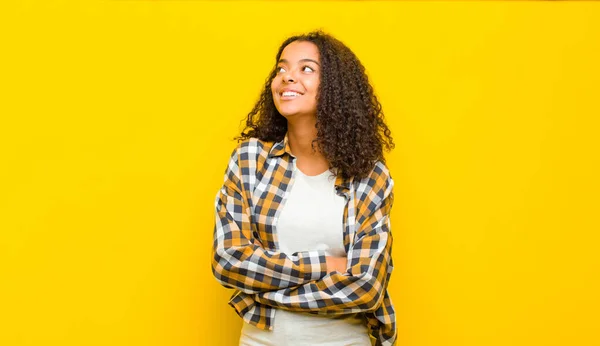 Ung Söt Afrikansk Amerikansk Kvinna Känner Sig Glad Stolt Och — Stockfoto