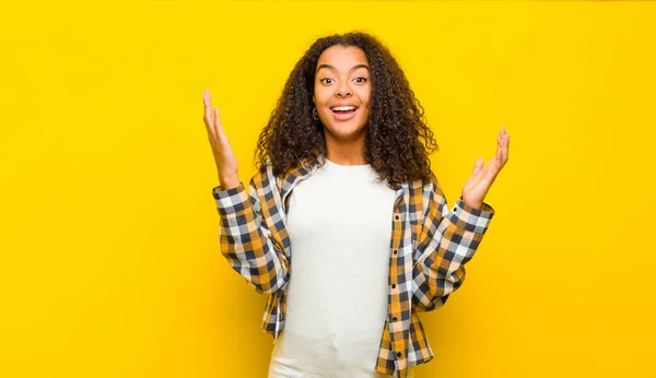 Jong Mooi Afrikaans Amerikaans Vrouw Gevoel Gelukkig Verbaasd Geluk Verrast — Stockfoto