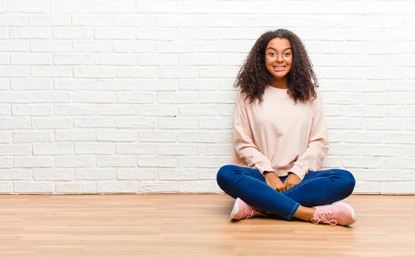 Joven Afroamericana Negra Mujer Buscando Feliz Tonta Con Una Amplia — Foto de Stock