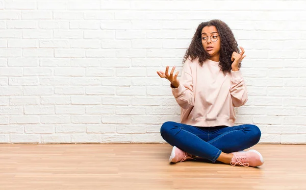 Junge Afrikanisch Amerikanische Schwarze Frau Zuckt Mit Einem Stummen Verrückten — Stockfoto