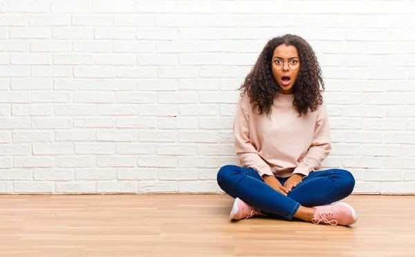 Jovem Afro Americana Negra Olhando Chocado Irritado Irritado Decepcionado Boca — Fotografia de Stock