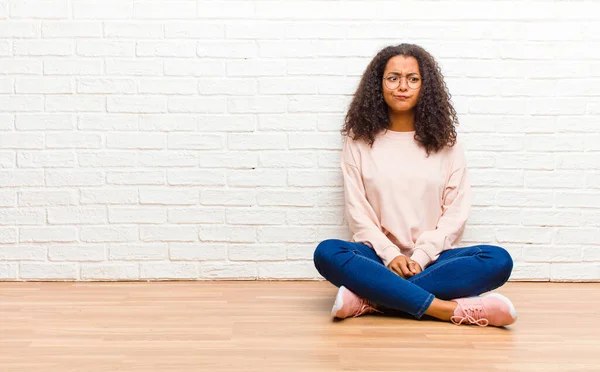 Joven Afroamericana Americana Negra Mujer Buscando Goofy Divertido Con Tonto — Foto de Stock