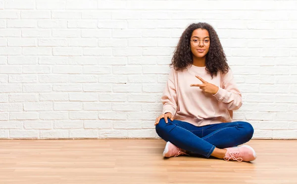 Joven Afroamericana Mujer Negra Sintiéndose Feliz Positiva Exitosa Con Forma — Foto de Stock