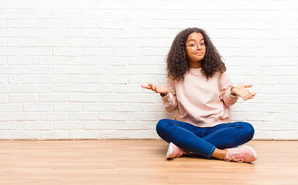 Junge Afrikanisch Amerikanische Schwarze Frau Fühlt Sich Verwirrt Und Verwirrt — Stockfoto