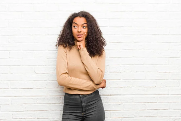 Joven Mujer Negra Sonriendo Feliz Soñando Despierto Dudando Mirando Lado — Foto de Stock