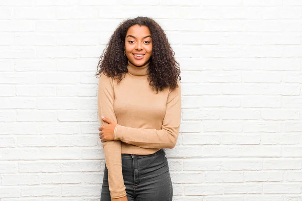 Joven Mujer Negra Riendo Tímida Alegremente Con Una Actitud Amistosa — Foto de Stock