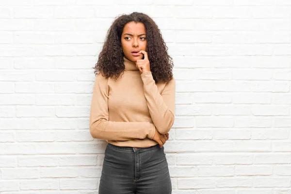 Joven Mujer Negra Con Mirada Sorprendida Nerviosa Preocupada Asustada Mirando — Foto de Stock