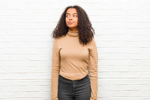 Joven Mujer Negra Con Una Expresión Preocupada Confusa Despistada Mirando — Foto de Stock