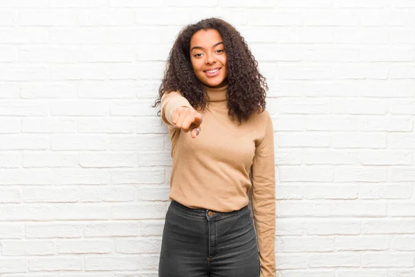 Joven Mujer Negra Apuntando Cámara Con Una Sonrisa Satisfecha Segura — Foto de Stock