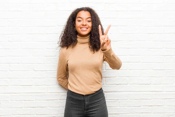 Joven Mujer Negra Sonriendo Luciendo Feliz Despreocupada Positiva Haciendo Gestos — Foto de Stock