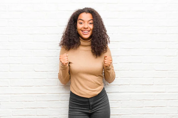 Joven Mujer Negra Sintiéndose Conmocionada Emocionada Feliz Riendo Celebrando Éxito — Foto de Stock