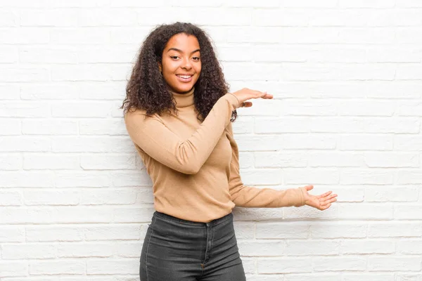 Joven Mujer Negra Sonriendo Sintiéndose Feliz Positiva Satisfecha Sosteniendo Mostrando — Foto de Stock