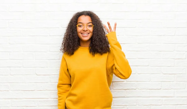 Joven Mujer Negra Sonriendo Buscando Amigable Mostrando Número Tres Tercero — Foto de Stock