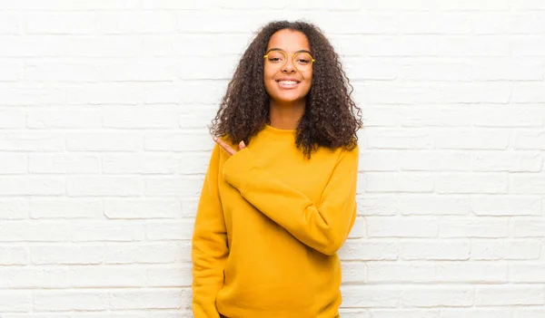 Joven Mujer Negra Sonriendo Alegremente Sintiéndose Feliz Señalando Hacia Lado — Foto de Stock