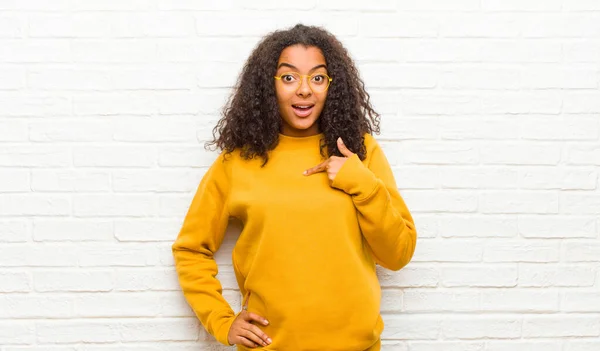 Joven Mujer Negra Mirando Feliz Orgulloso Sorprendido Alegremente Apuntando Mismo — Foto de Stock