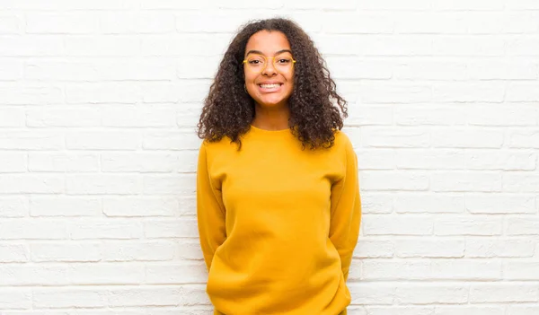 Jovem Mulher Negra Olhando Feliz Pateta Com Largo Divertido Louco — Fotografia de Stock