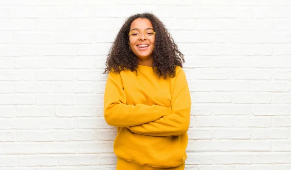 Jovem Mulher Negra Olhando Como Feliz Orgulhoso Satisfeito Realizador Sorrindo — Fotografia de Stock