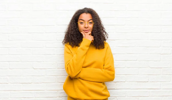 Joven Mujer Negra Mirando Serio Confundido Incierto Reflexivo Dudando Entre — Foto de Stock