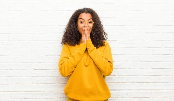 Genç Siyahi Kadın Mutlu Heyecanlı Şaşırmış Hayrete Düşmüş Elleriyle Ağzını — Stok fotoğraf