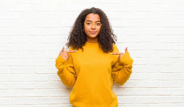 Joven Negro Mujer Buscando Orgulloso Positivo Casual Señalando Pecho Con — Foto de Stock