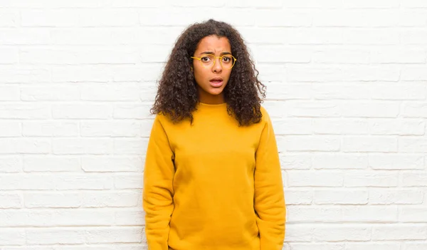 Joven Mujer Negra Sintiéndose Desconcertada Confundida Con Una Expresión Muda — Foto de Stock