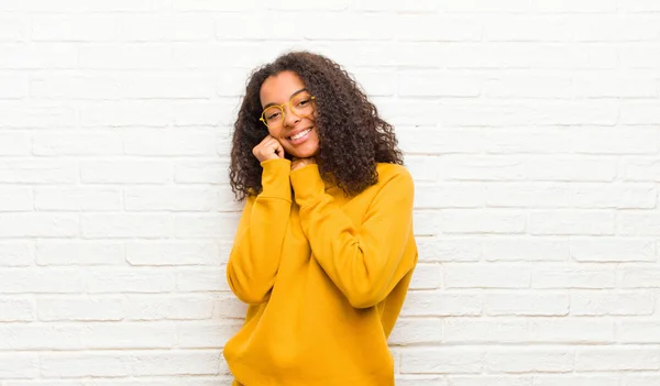 Joven Mujer Negra Sintiéndose Amor Buscando Lindo Adorable Feliz Sonriendo — Foto de Stock