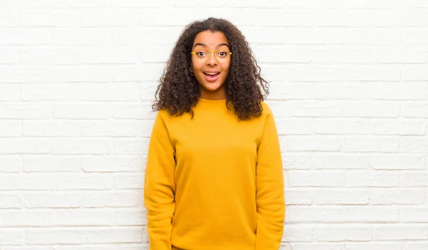 Joven Mujer Negra Que Parece Feliz Gratamente Sorprendida Emocionada Con — Foto de Stock