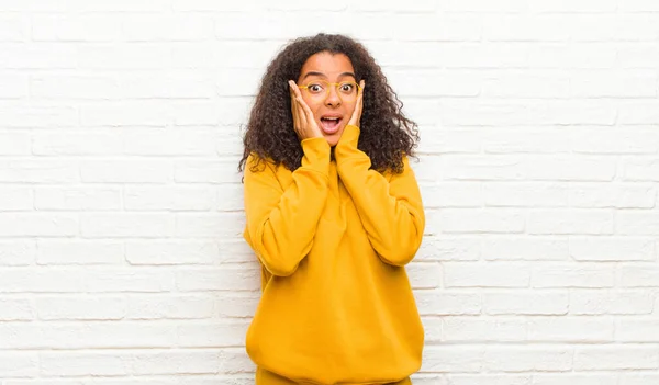 Genç Siyahi Kadın Mutlu Heyecanlı Şaşırmış Hissediyor Iki Eli Tuğla — Stok fotoğraf