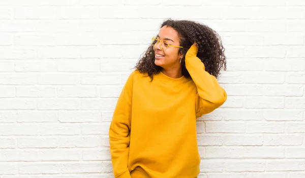 Joven Mujer Negra Sonriendo Alegre Casualmente Tomando Mano Cabeza Con — Foto de Stock